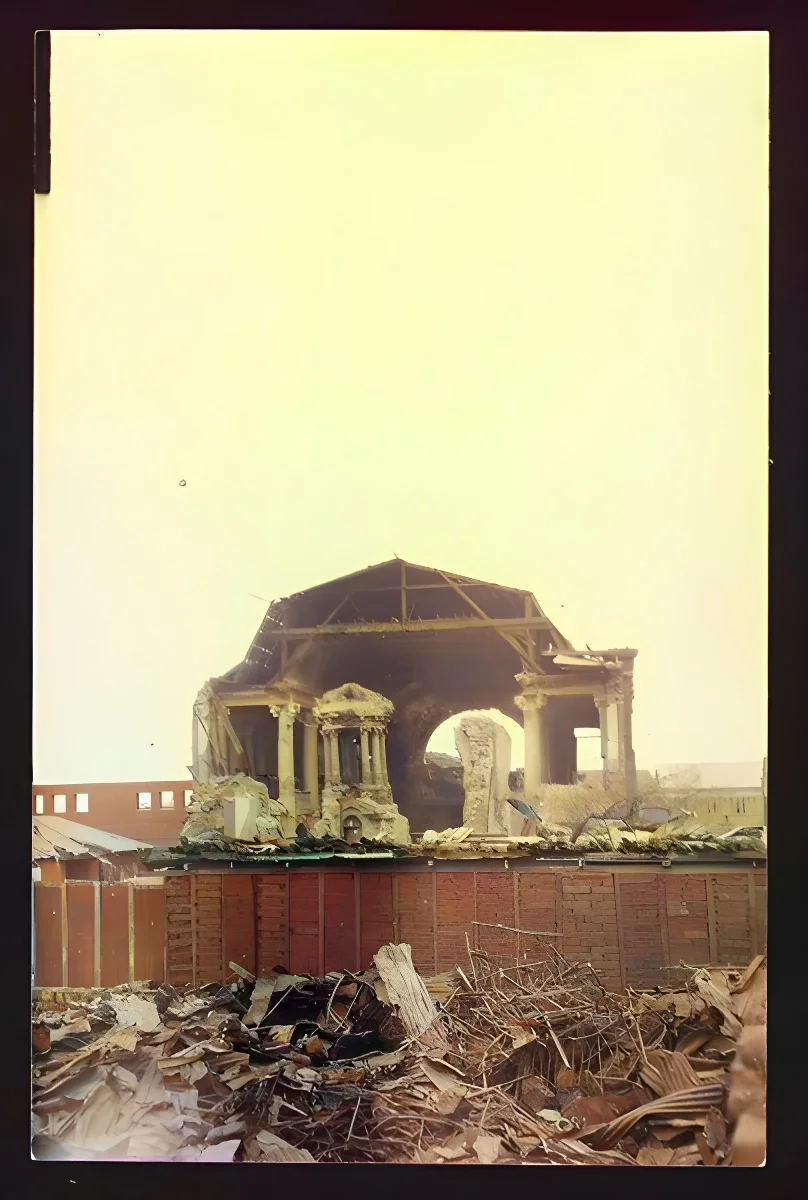 Ruinas de iglesia o palacio con columnas, posible catedral o edificio público — aprox. 1906 | Chile de Ayer