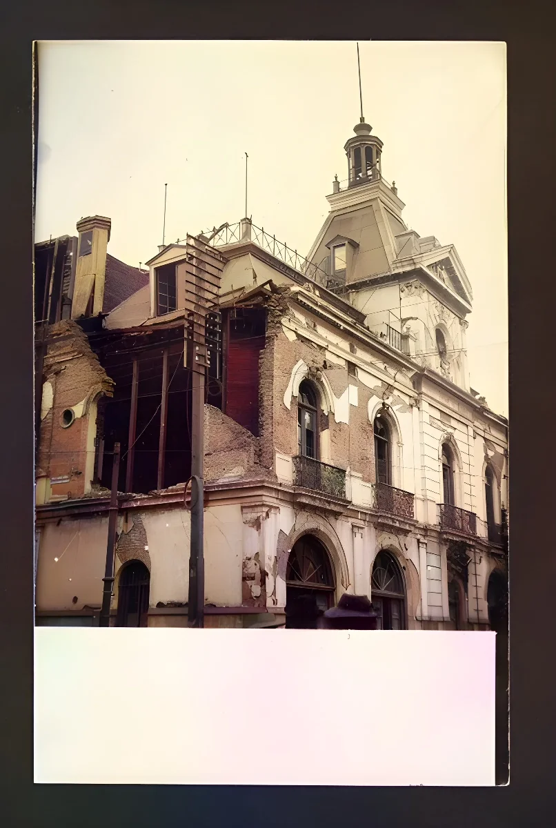 Edificio con torre y cúpula dañado por el terremoto de Valparaíso de 1906, con andamios de refuerzo — aprox. 1906 | Chile de Ayer
