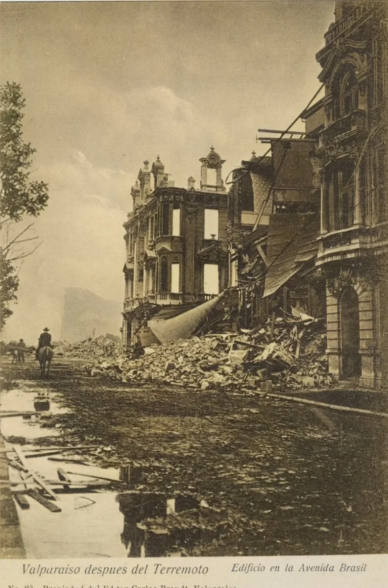 Edificio de la Avenida Brasil tras el terremoto de Valparaíso de 1906 — aprox. 1906 | Chile de Ayer