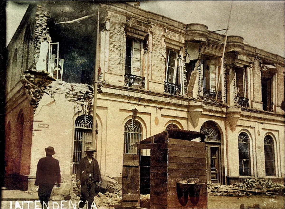 Edificio dañado con escombros y trabajadores en Valparaíso 1906 — aprox. 1906 | Chile de Ayer