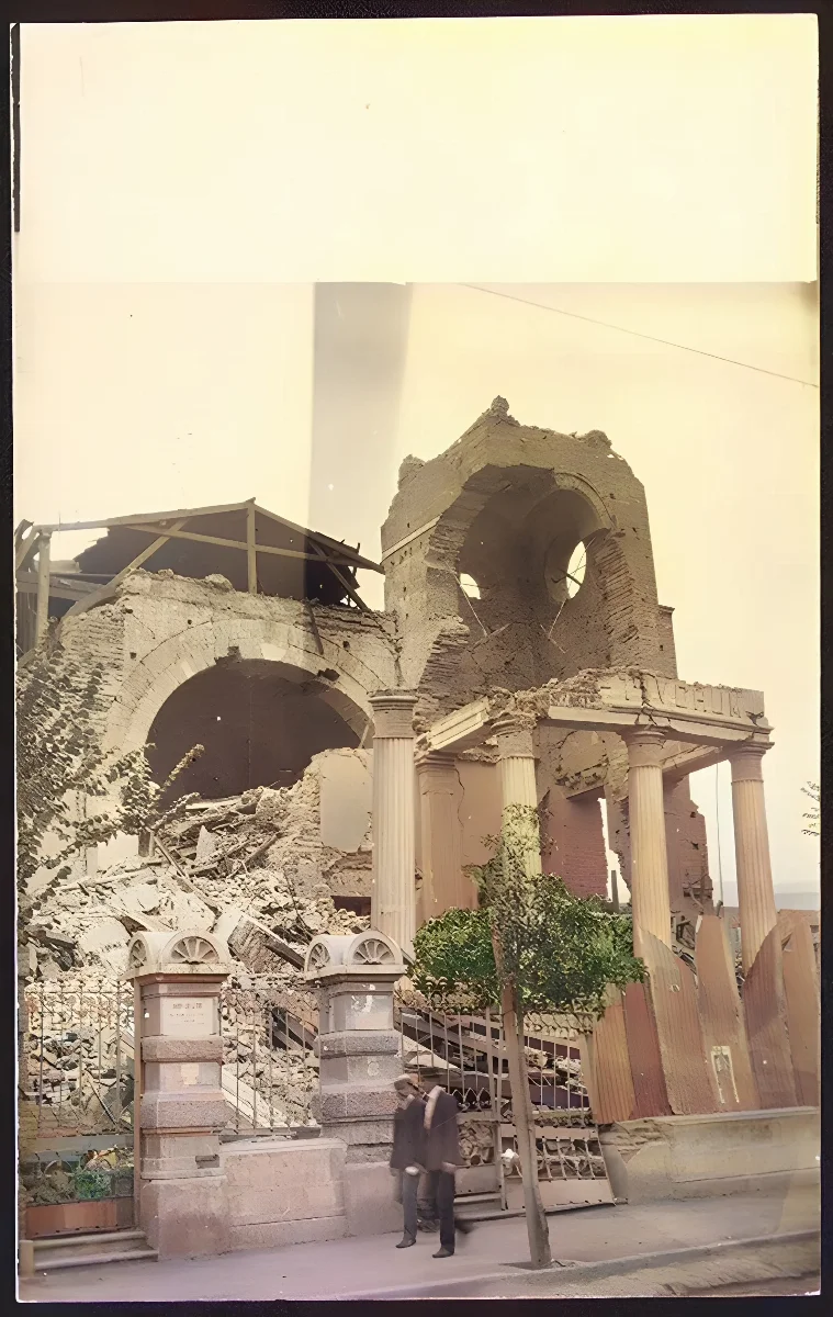 Columnas jónicas en pie junto al ábside abierto de una iglesia, Valparaíso 1906 — aprox. 1906 | Chile de Ayer