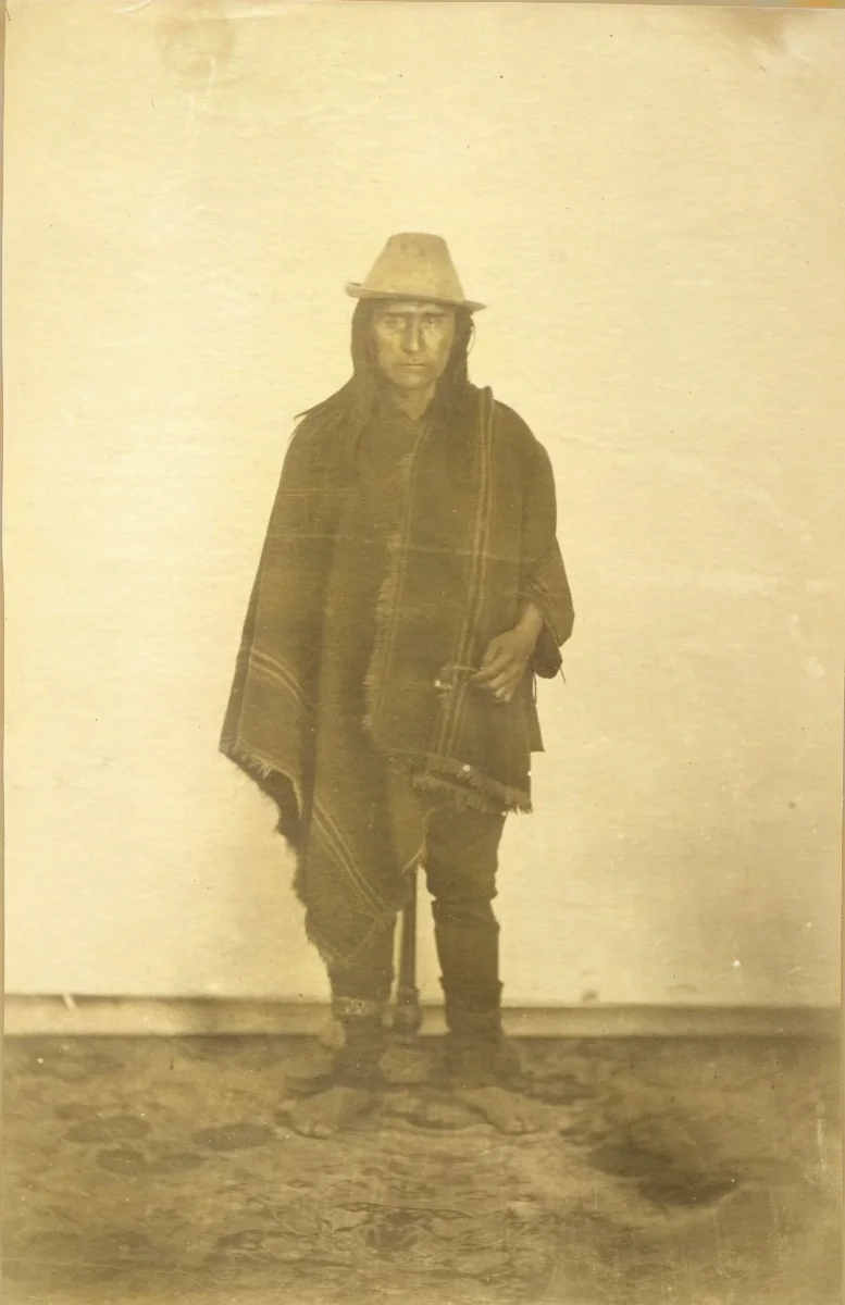 [Mocetón de un cacique de Osorno] — 1863 | Chile de Ayer