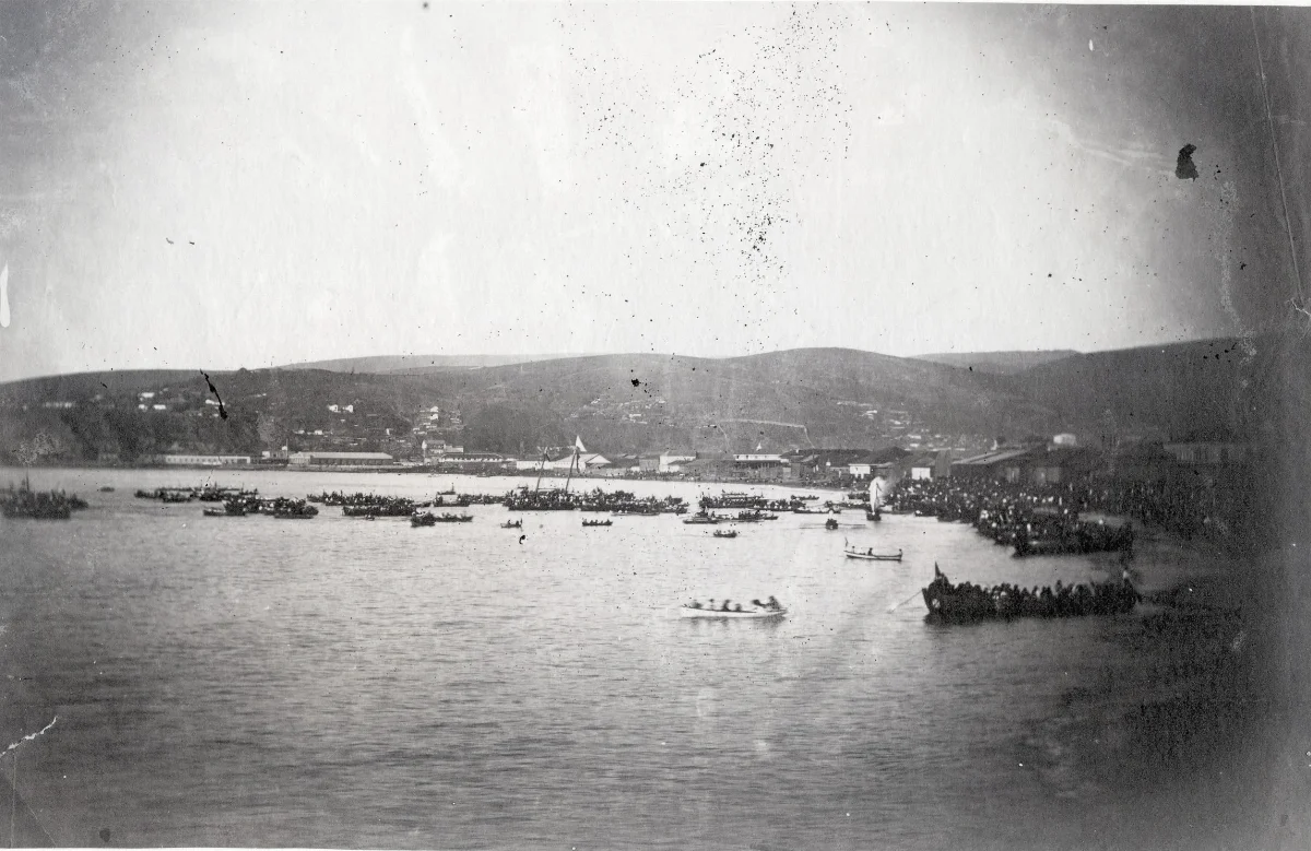 Regatas en la playa del Almendral en Valparaiso. — 1863 | Chile de Ayer