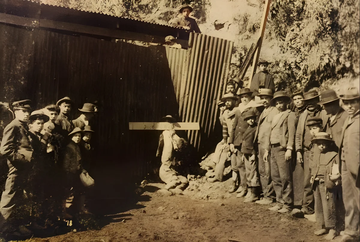 Fusilamiento público de saqueadores tras el terremoto de Valparaíso, 1906 — aprox. 1906 | Chile de Ayer