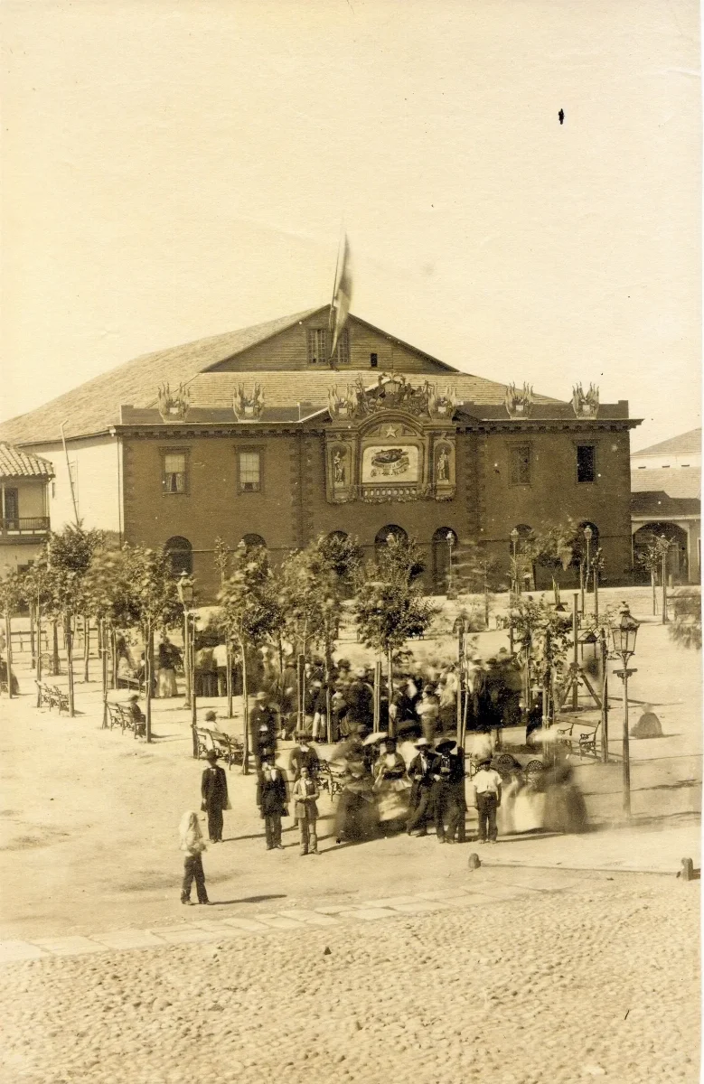 [Plaza de la Victoria con grupo de personas] — 1863 | Chile de Ayer