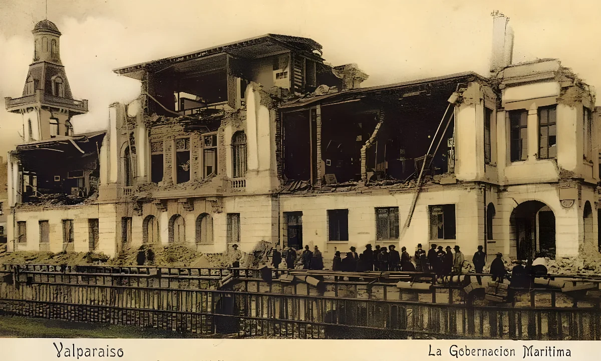 Segundo edificio de la Gobernación marítima destruido por el terremoto. Sería reconstruido mas tarde, con ligeros cambios en el diseño. — aprox. 1906 | Chile de Ayer