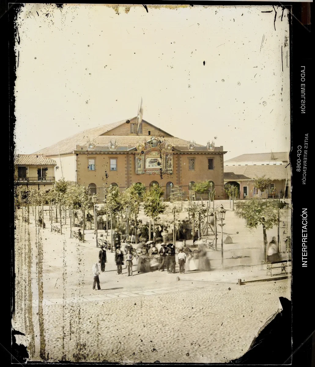 [Plaza de la Victoria con grupo de personas] — 1863–1864 | Chile de Ayer