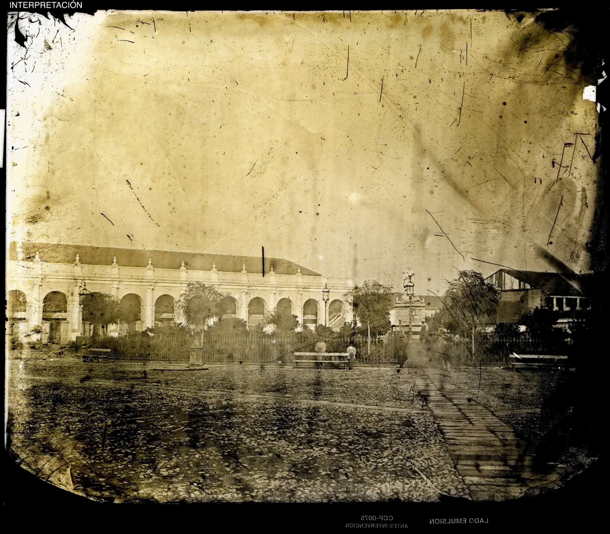 [Costado sur de la Plaza de Armas] — Plaza de Armas de Santiago de Chile — 1863 | Chile de Ayer