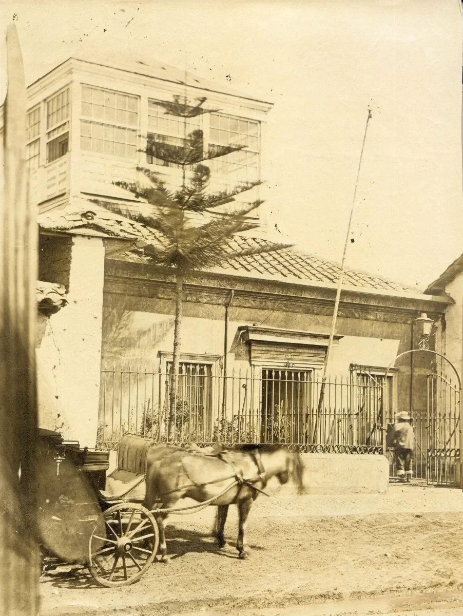 [Edificio y coche de caballos] — 1863 | Chile de Ayer
