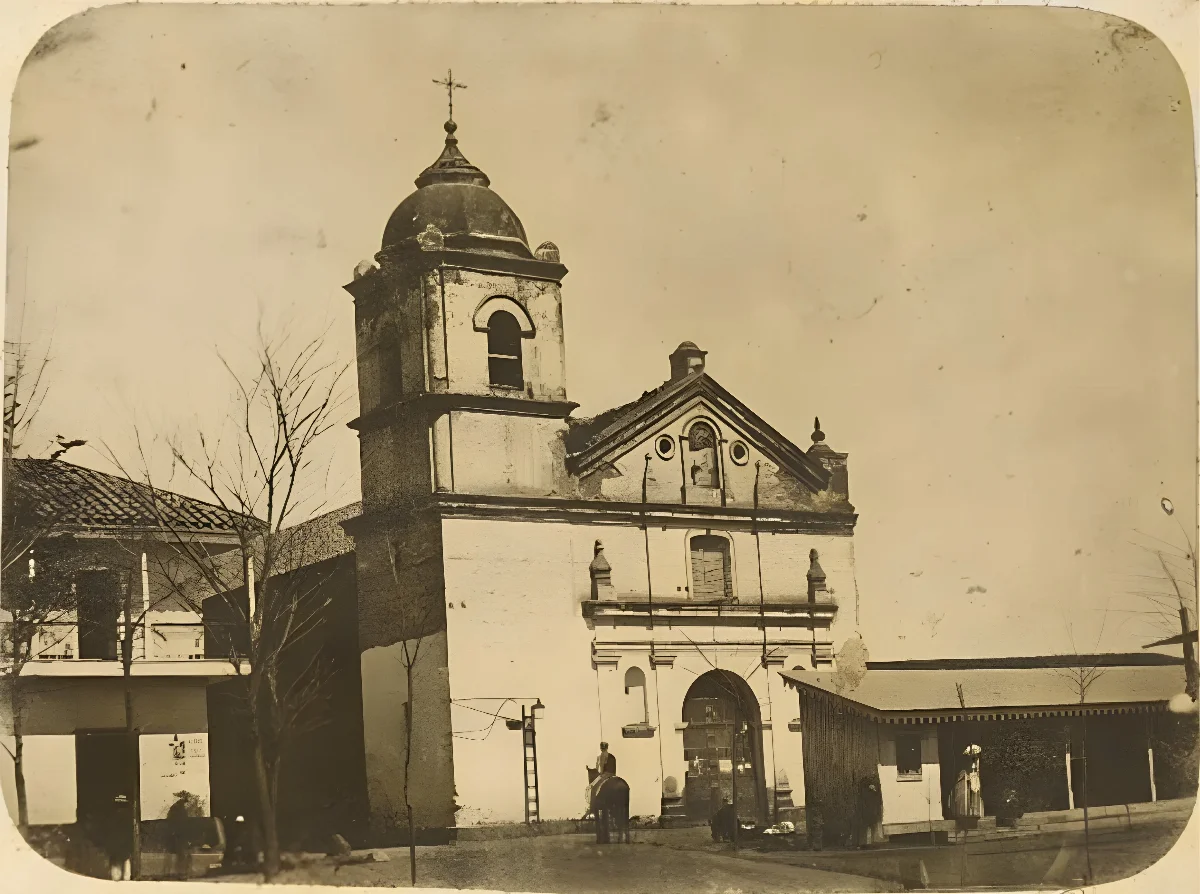 Capilla de San Diego en 1859, junto a la cual se construyo la casa central de la Universidad de Chile. — aprox. 1859 | Chile de Ayer