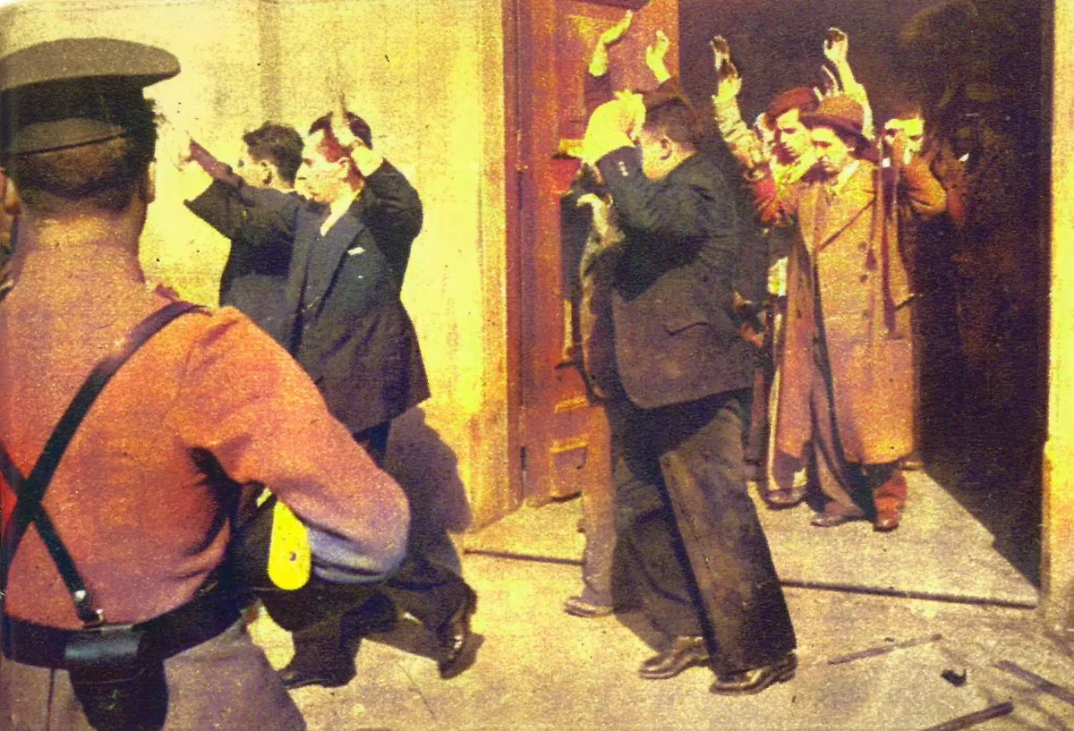 Nacistas rendidos salen de la Universidad de Chile, 5 de septiembre de 1938 — aprox. 1938 | Chile de Ayer