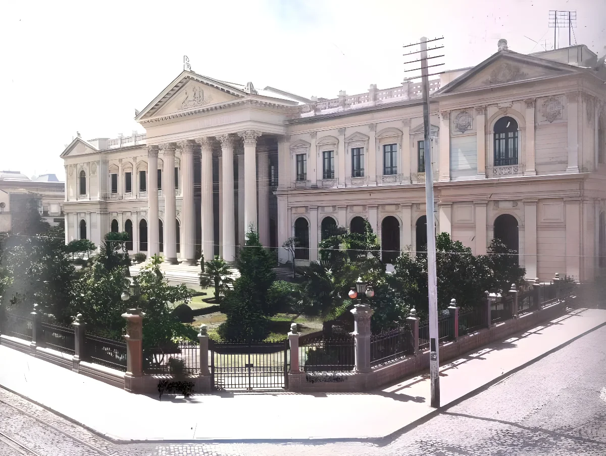 Edificio del Congreso Nacional de Chile en Santiago. Fachada norte de la calle Catedral, hacia 1920 — aprox. 1920 | Chile de Ayer