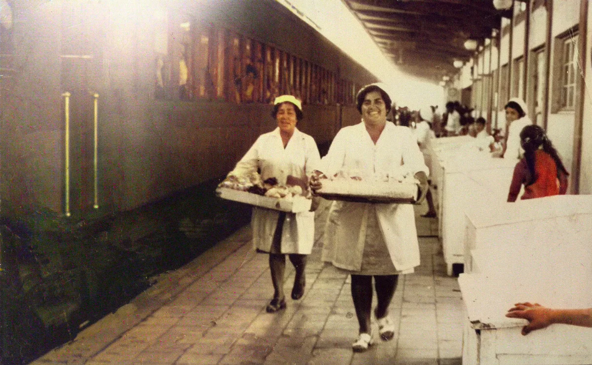 Venteras en la estación de Llay Llay — aprox. 1970 | Chile de Ayer