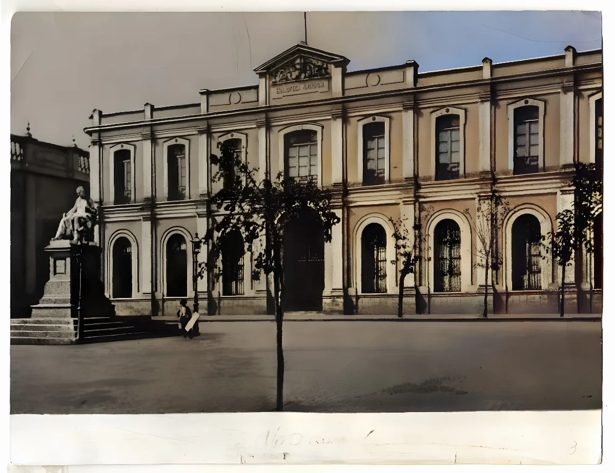 Edificio del Real Palacio del Tribunal del Consulado, albergó a la Biblioteca Nacional, entre 1886 y 1925 — aprox. 1900 | Chile de Ayer