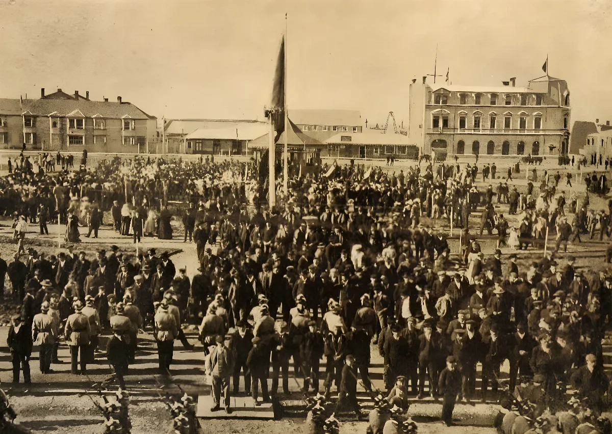 Acto de izar la bandera chilena en Punta Arenas, 18 de septiembre de 1906 — 1906 | Chile de Ayer