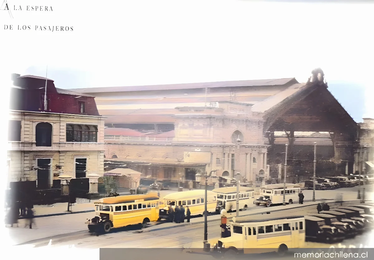 A la espera de los pasajeros, Estación Central, hacia 1930 — 1930 | Chile de Ayer