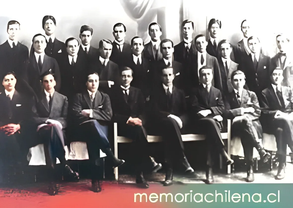 Alberto Hurtado con sus compañeros en el Colegio San Ignacio, 1917 — 1917 | Chile de Ayer
