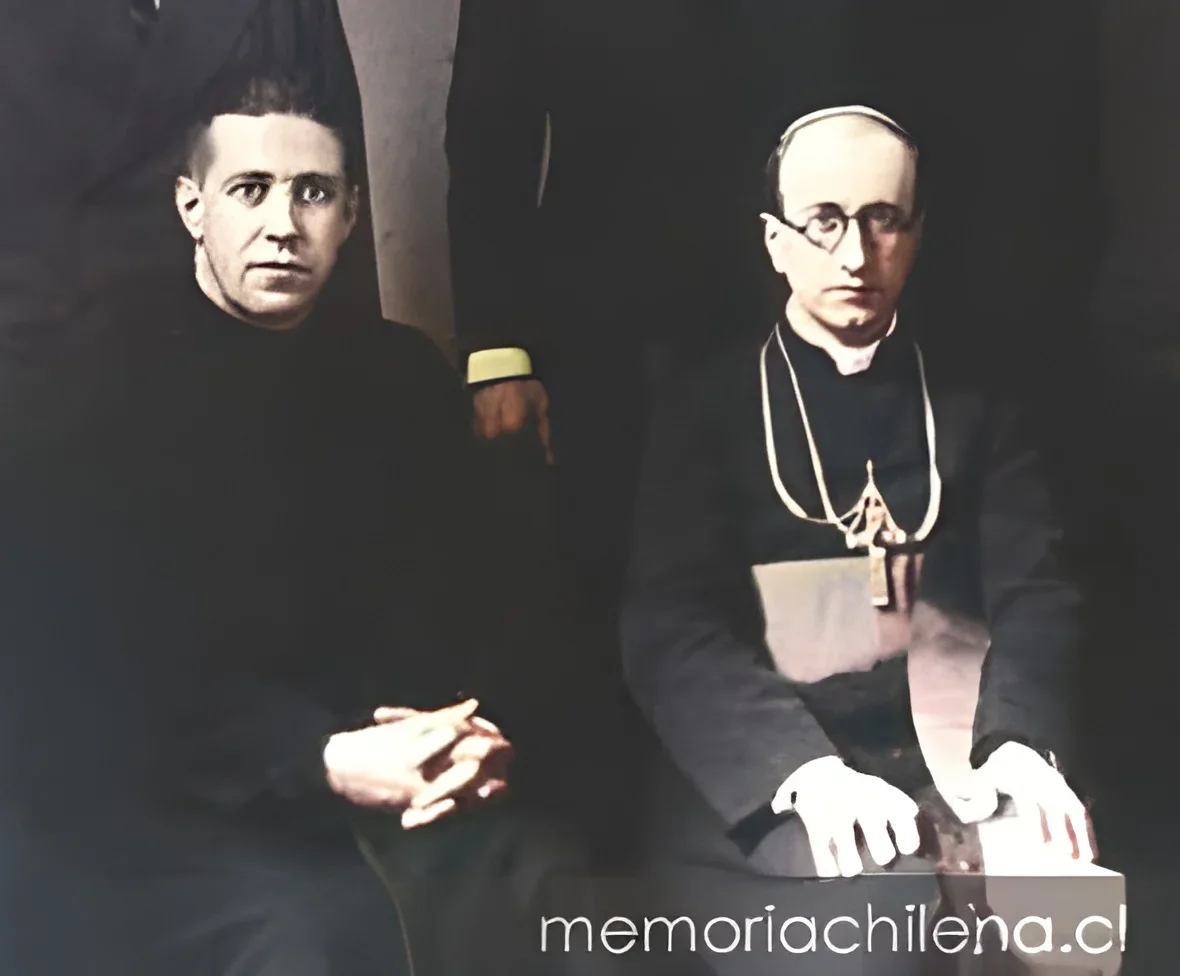Alberto Hurtado Cruchaga con monseñor Manuel Larraín Errázuriz, en el 25 aniversario de su episcopado, 1948 — 1948 | Chile de Ayer