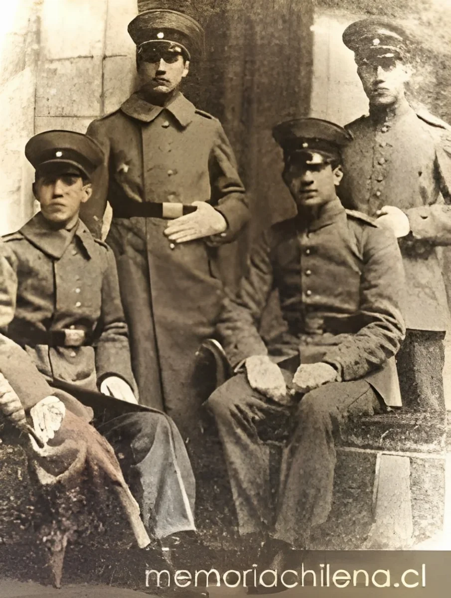 Alberto Hurtado Cruchaga en el servicio militar, Regimiento Yungay, 1920 — 1920 | Chile de Ayer