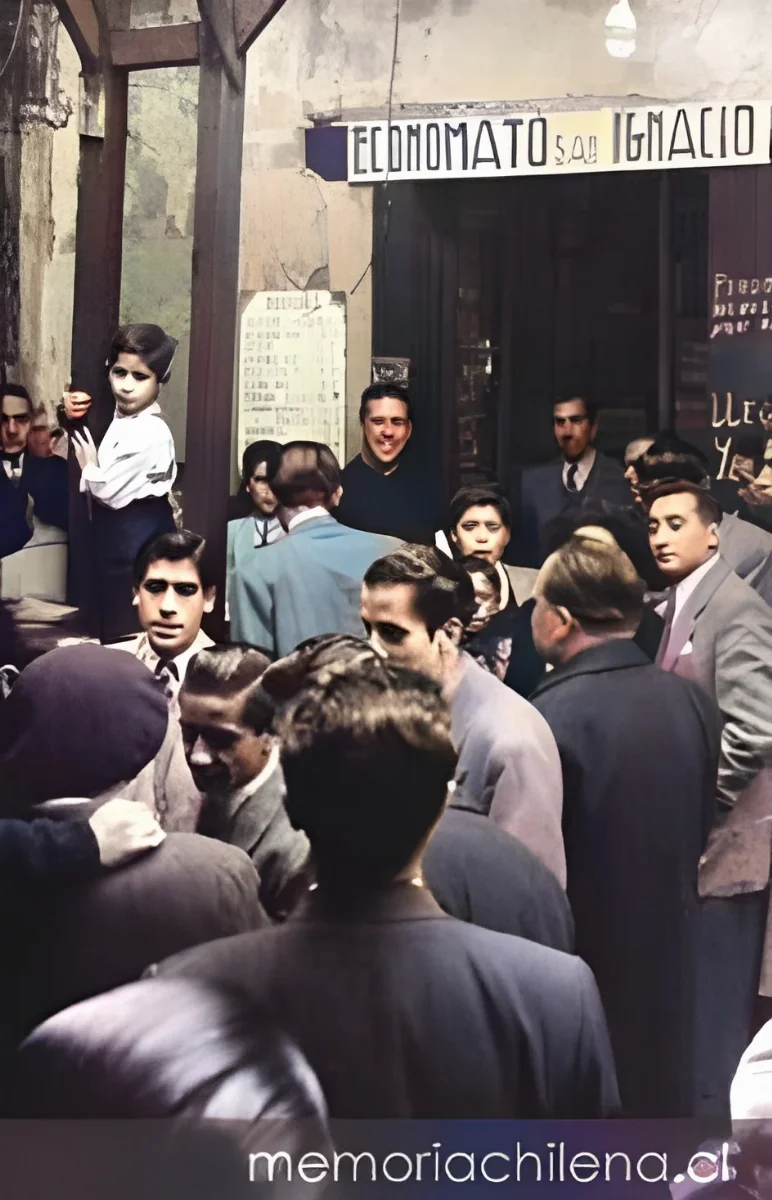 Alberto Hurtado junto al pórtico del Economato Social San Ignacio, hacia 1945 — 1945 | Chile de Ayer
