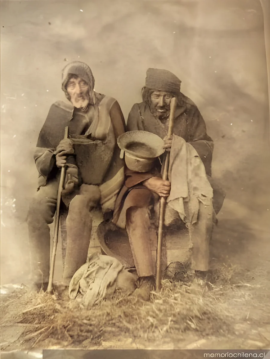 Ancianos indigentes, hacia 1900 — 1900 | Chile de Ayer