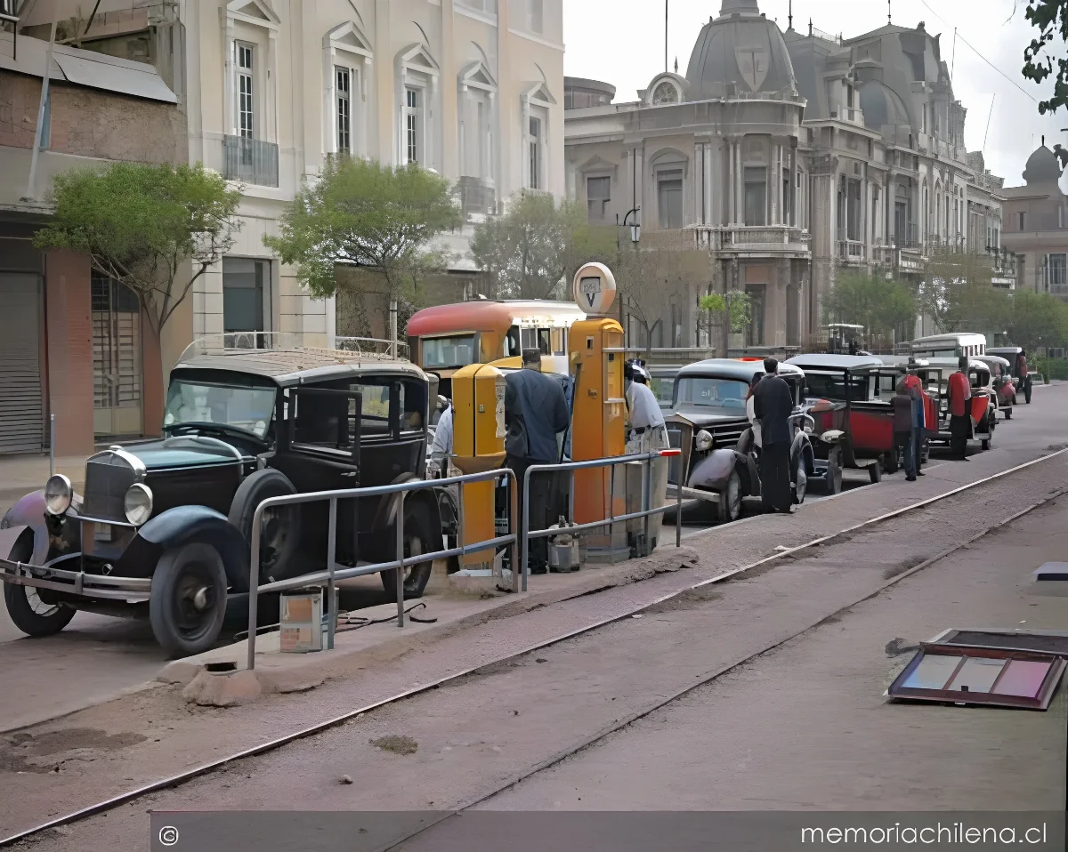 Autos esperan su turno para cargar combustible, estación de servicios Copec, 1947 — 1947 | Chile de Ayer