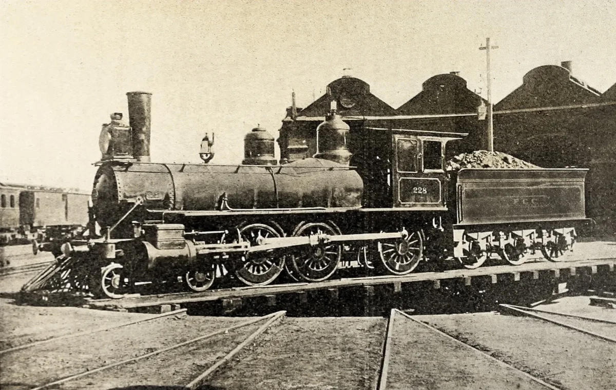 Locomotora de carga n° 228 de la empresa de Ferrocarriles del Estado de Chile, con caldero Lever Murphy. — aprox. 1900 | Chile de Ayer