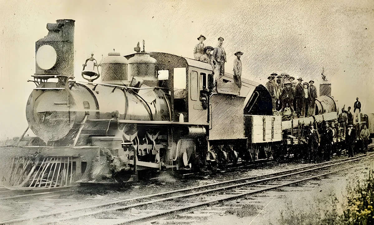 Locomotora trocha 1 metro remolcando otra descarrilada, julio de 1907 — aprox. 1907 | Chile de Ayer