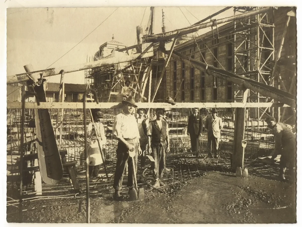 Biblioteca Nacional en construcción, se divisan andamios y trabajadores — aprox. 1900 | Chile de Ayer