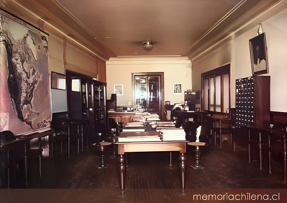 Biblioteca Nacional, sala de lectura, hacia 1900 — 1900 | Chile de Ayer