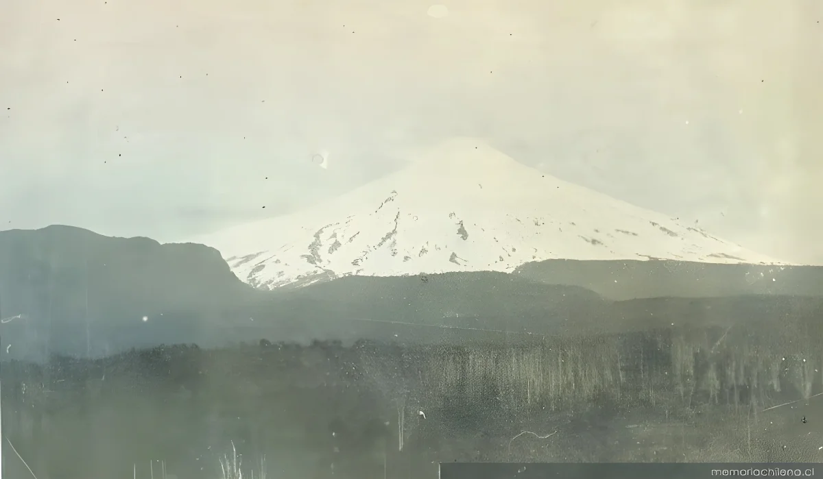 Bosques de la Provincia de Cautín y el volcán Villarrica — 1895 | Chile de Ayer