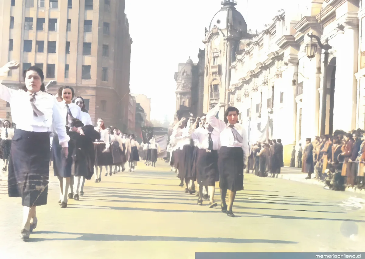 Desfile de las Brigadas Femeninas del Partido Socialista rindiendo honores al presiente Pedro Aguirre Cerda. — 1940 | Chile de Ayer