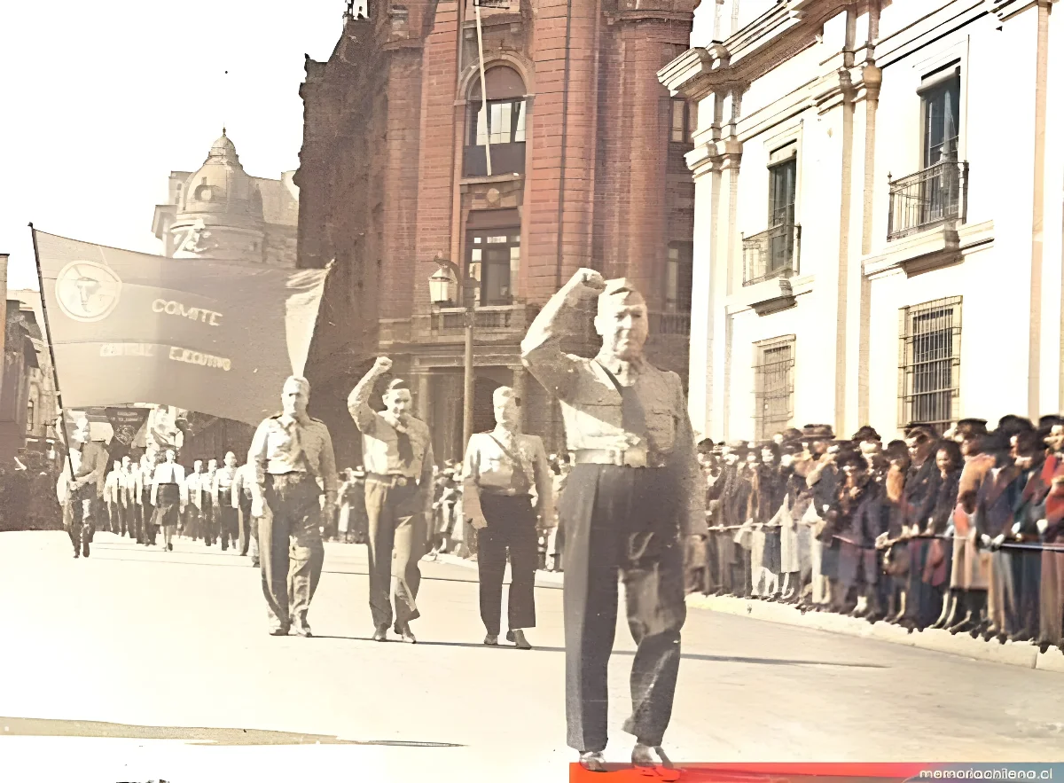 Desfile del Comité Central Ejecutivo del Partido Socialista encabezado por Marmaduke Grove, rindiendo honores al presidente Pedro Aguirre Cerda. — 1940 | Chile de Ayer