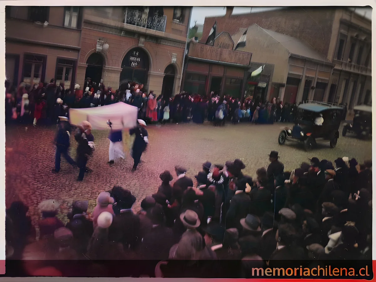 Desfile de marinos y un auto de la Cruz Roja por una calle de Punta Arenas, entre 1920 y 1940 — 1920 | Chile de Ayer