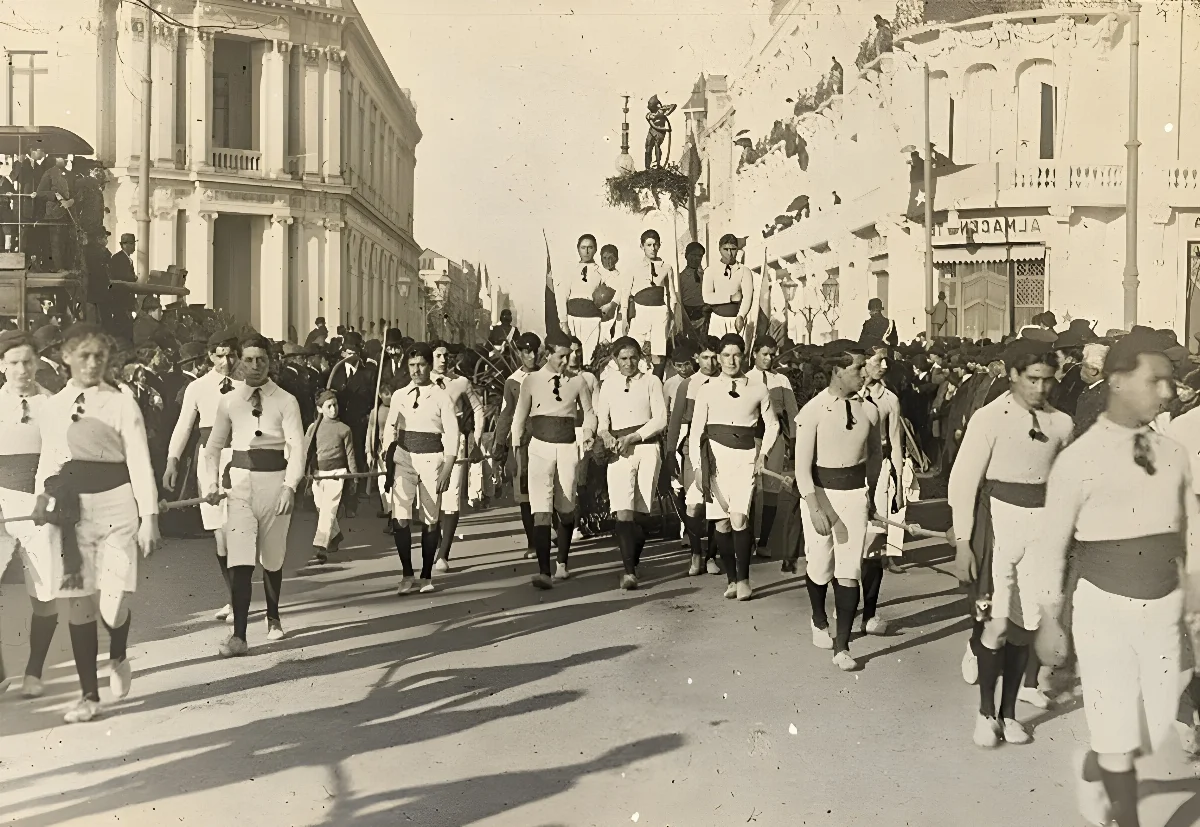 Desfile de normalistas, hacia 1920 — 1920 | Chile de Ayer
