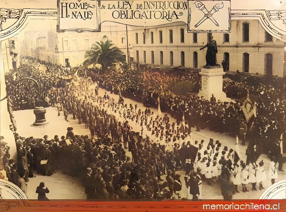 Desfile en homenaje a la Ley de Instrucción Primaria Obligatoria, 1920 — 1920 | Chile de Ayer