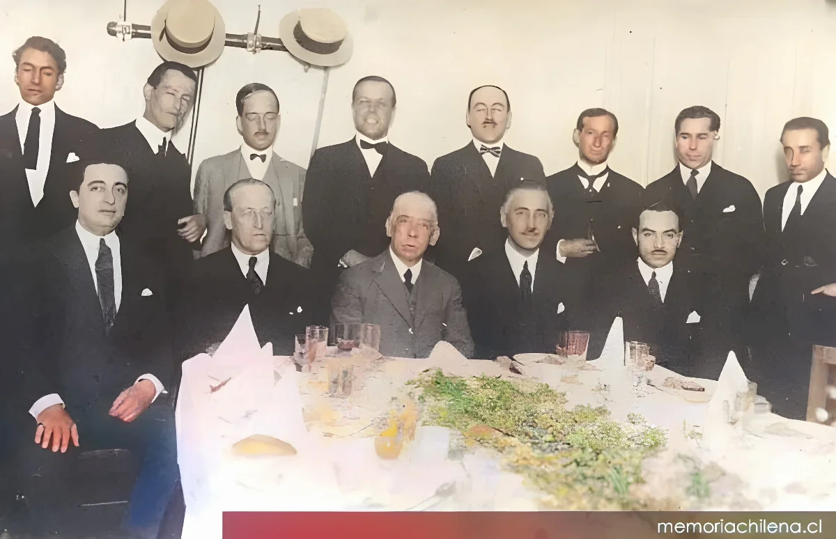Diego Dublé Urrutia Joaquín Edwards Bello, Carlos Silva Vildósola, Julio Vicuña, Antonio Castro, Pablo Neruda, José González Vera, Armando Donoso, Pedro Prado, Eduardo Barrios, Juan Guzmán Cruchaga y Ángel Cruchaga Santa María, el 5 de diciembre de 1925 — 1925 | Chile de Ayer