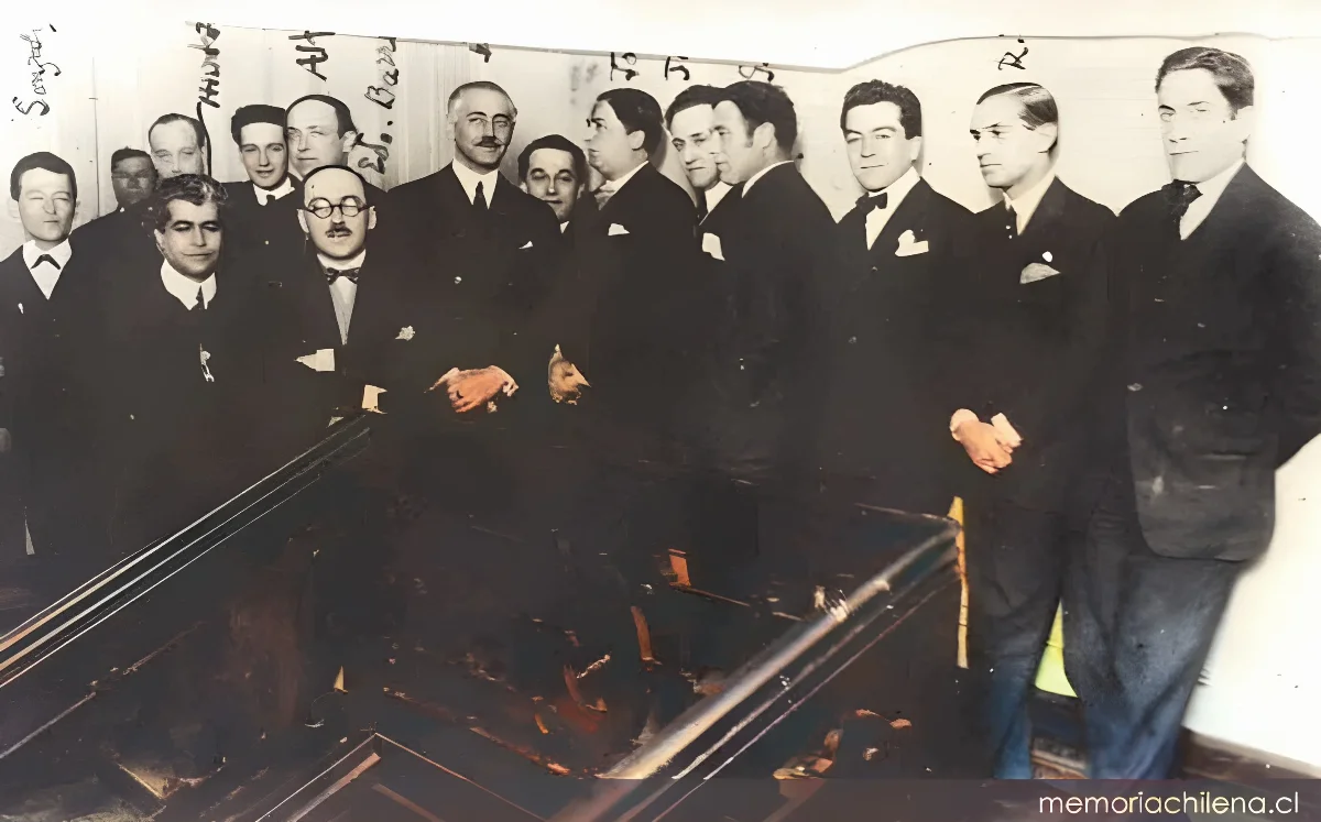 Diego Dublé Urrutia junto a Sergio Vera, Humberto Allende, Alfonso Leng, Eduardo Barrios, Joaquín Edwards Bello, Jorge Huneus, Pedro Ortiz de Zárate, Raúl Silva Castro y Hugo Silva, 14 de julio de 1925 — 1925 | Chile de Ayer