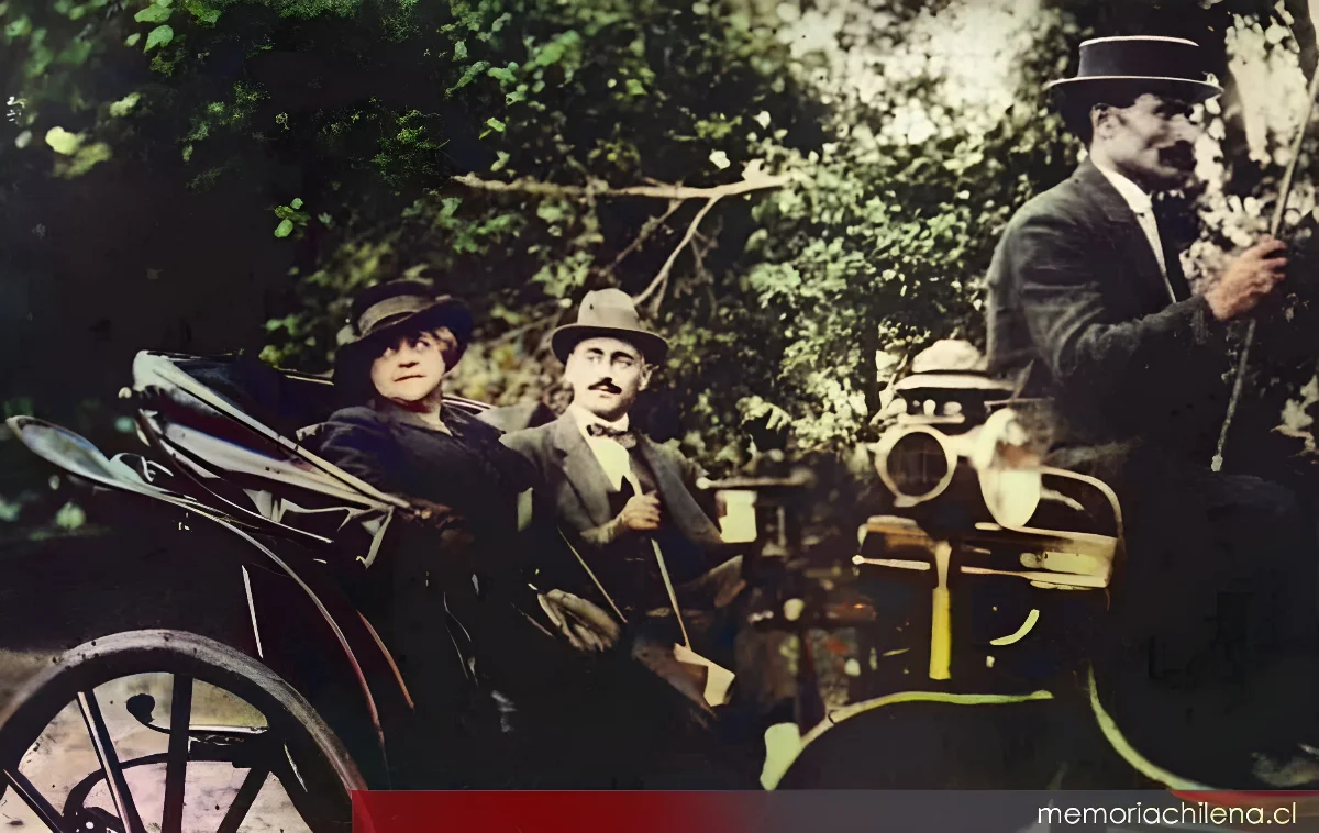 Diego Dublé Urrutia junto a su madre en Buenos Aires, 1917 — 1917 | Chile de Ayer