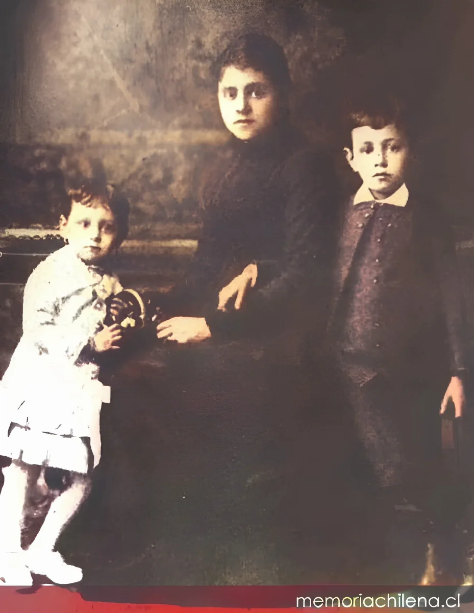 Diego Dublé Urrutia junto a su madre Teodorinda Urrutia y su hermana Aurora, hacia 1884 — 1884 | Chile de Ayer