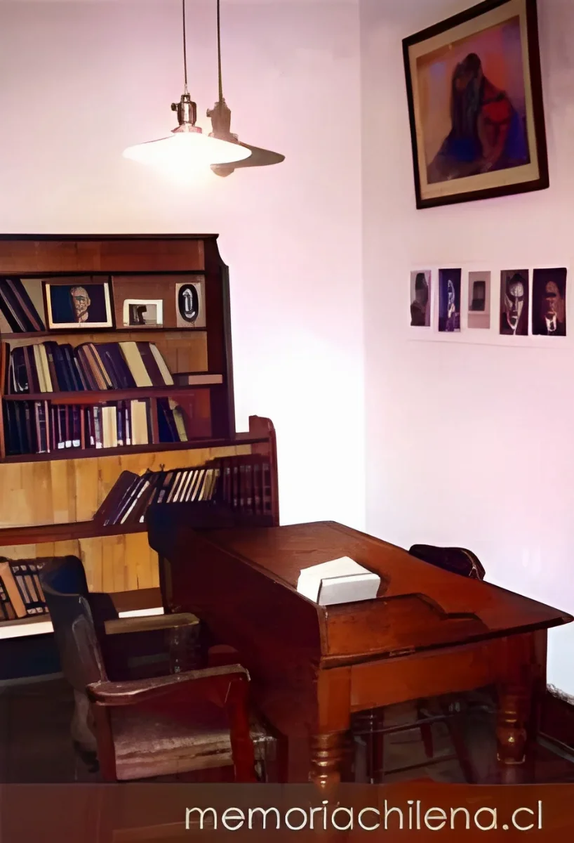 Escritorio de Alberto Hurtado en Colegio San Ignacio, hacia 1917 — 1917 | Chile de Ayer