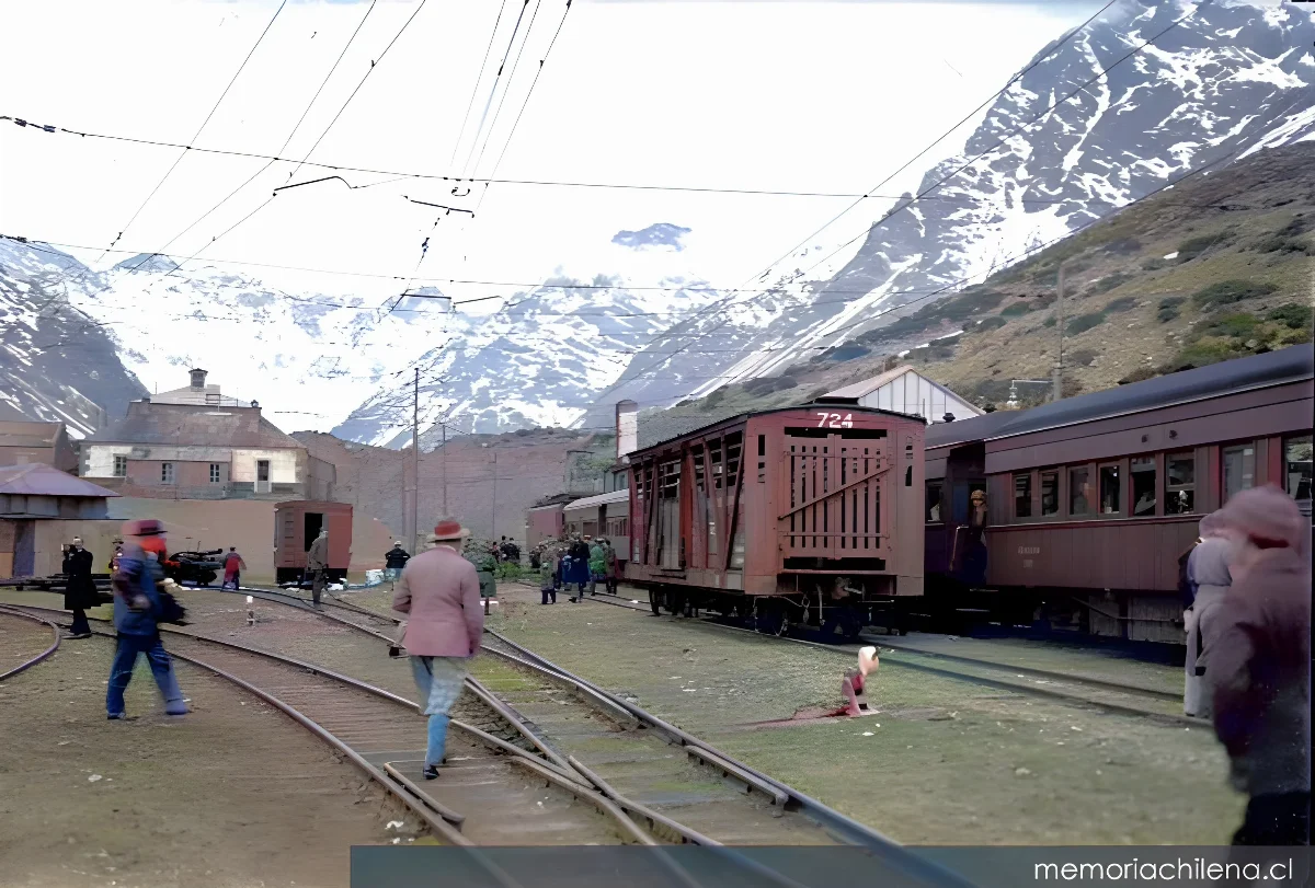 Estación del Ferrocarril Trasandino en la Cordillera de Los Andes, 1940 — 1940 | Chile de Ayer