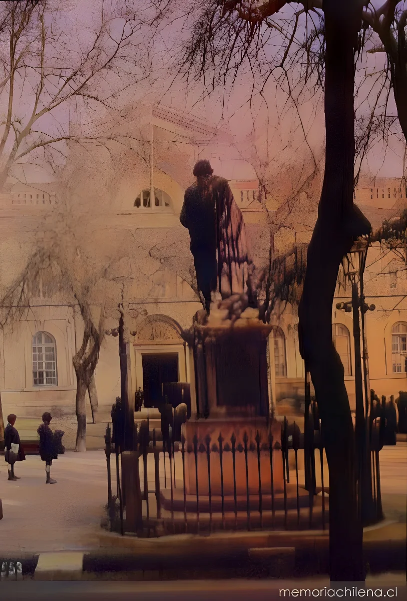 Estatua de Abate Molina frente a la fachada de la Universidad de Chile, 1906 — 1906 | Chile de Ayer