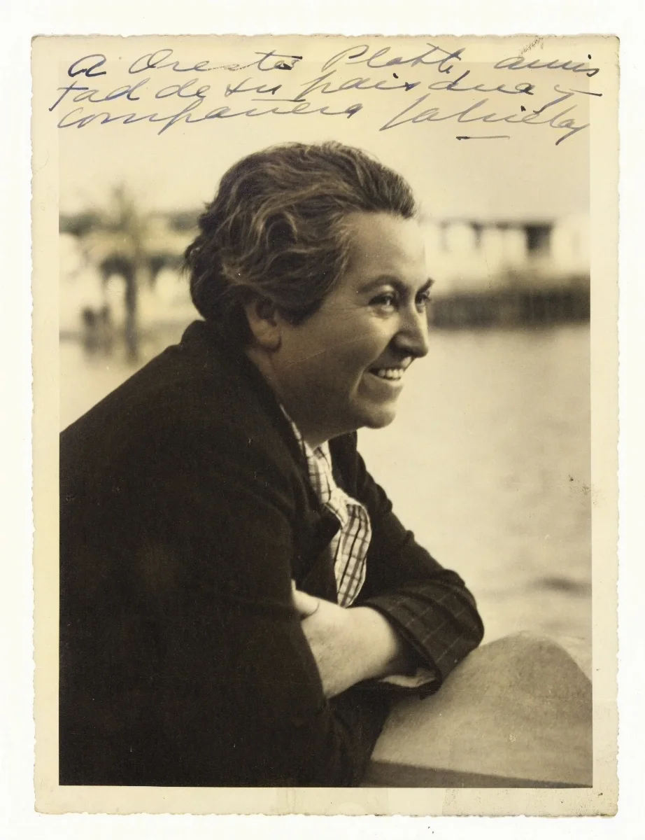 Gabriela Mistral, retrato de perfil en exterior — aprox. 1900 | Chile de Ayer