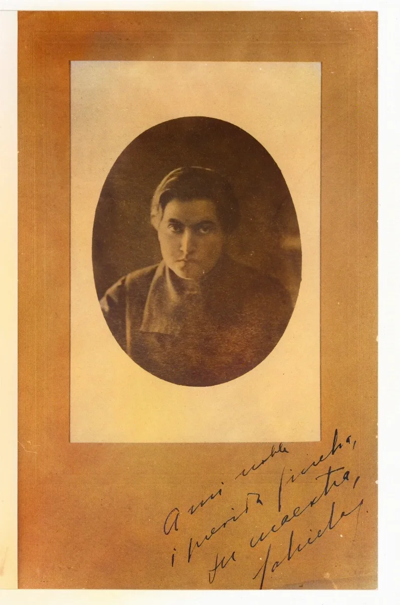 Gabriela Mistral, retrato oval firmado — 1920 | Chile de Ayer