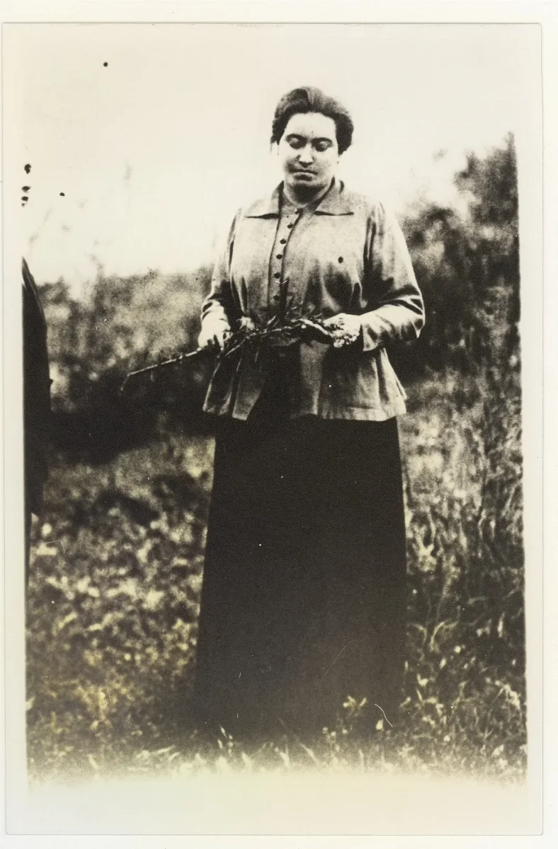 Gabriela Mistral con ramas en ambiente rural — 1917 | Chile de Ayer