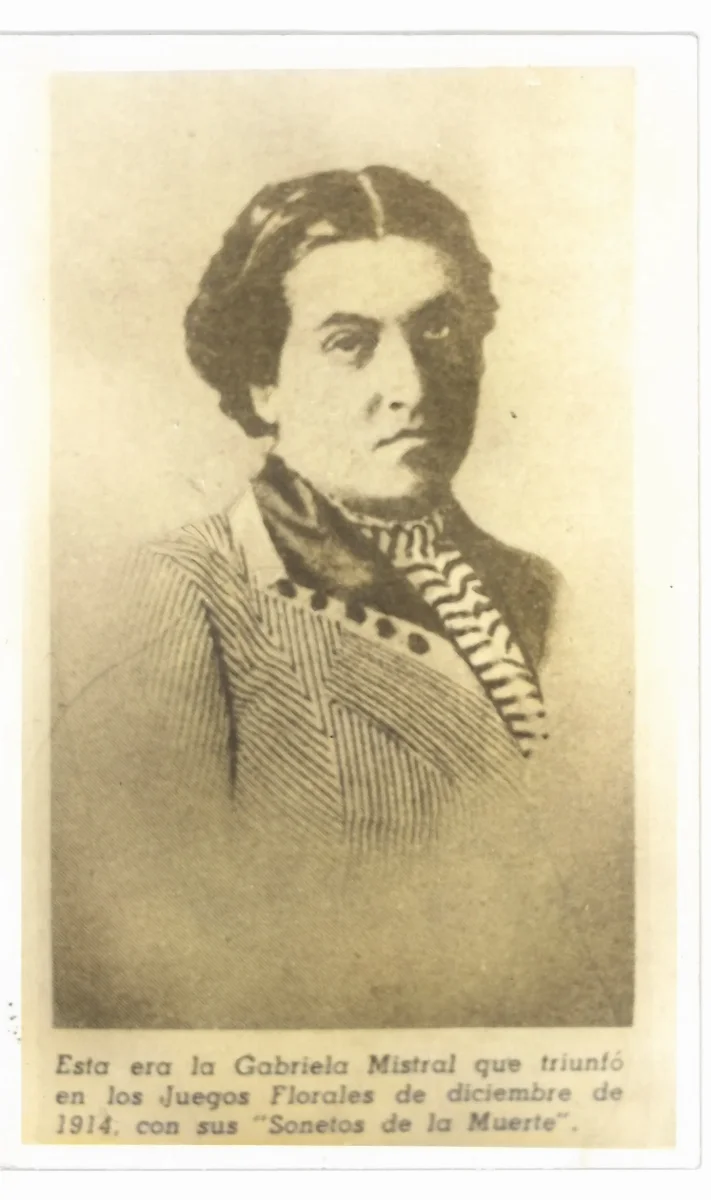 Gabriela Mistral, retrato de perfil con Sonetos de la Muerte, 1914 — 1914 | Chile de Ayer