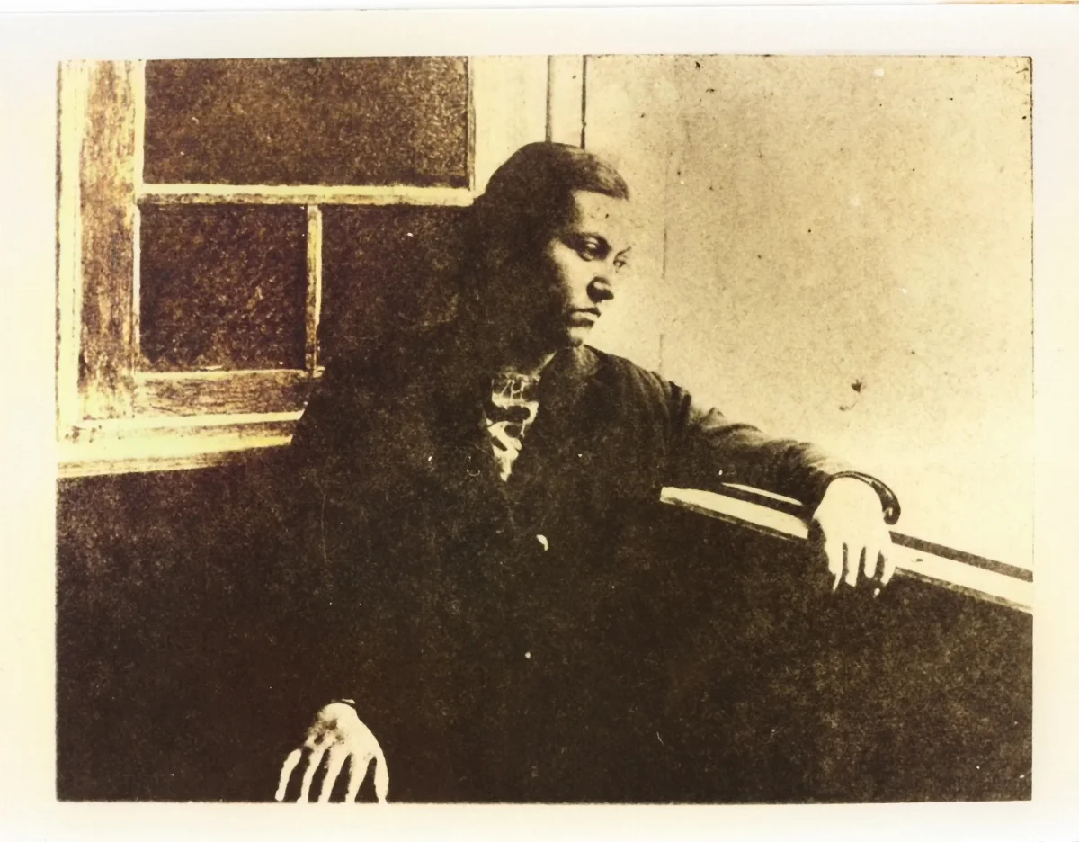 Gabriela Mistral, perfil junto a ventana — 1919 | Chile de Ayer