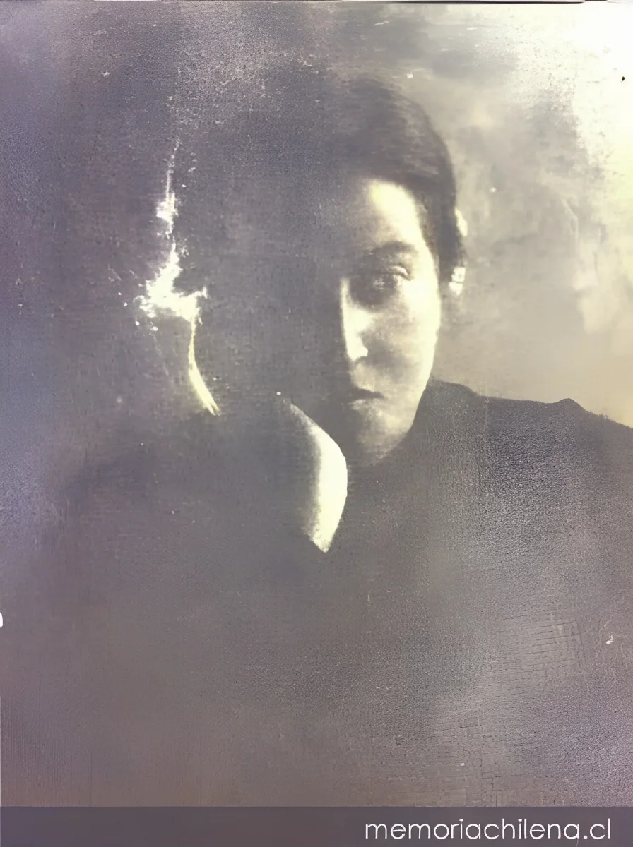 Gabriela Mistral, perfil con luz lateral — aprox. 1900 | Chile de Ayer