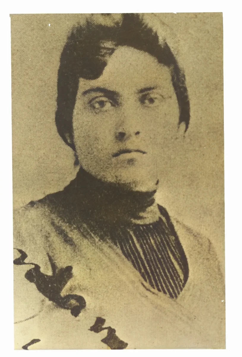 Gabriela Mistral, retrato frontal circa 1906 — 1906 | Chile de Ayer